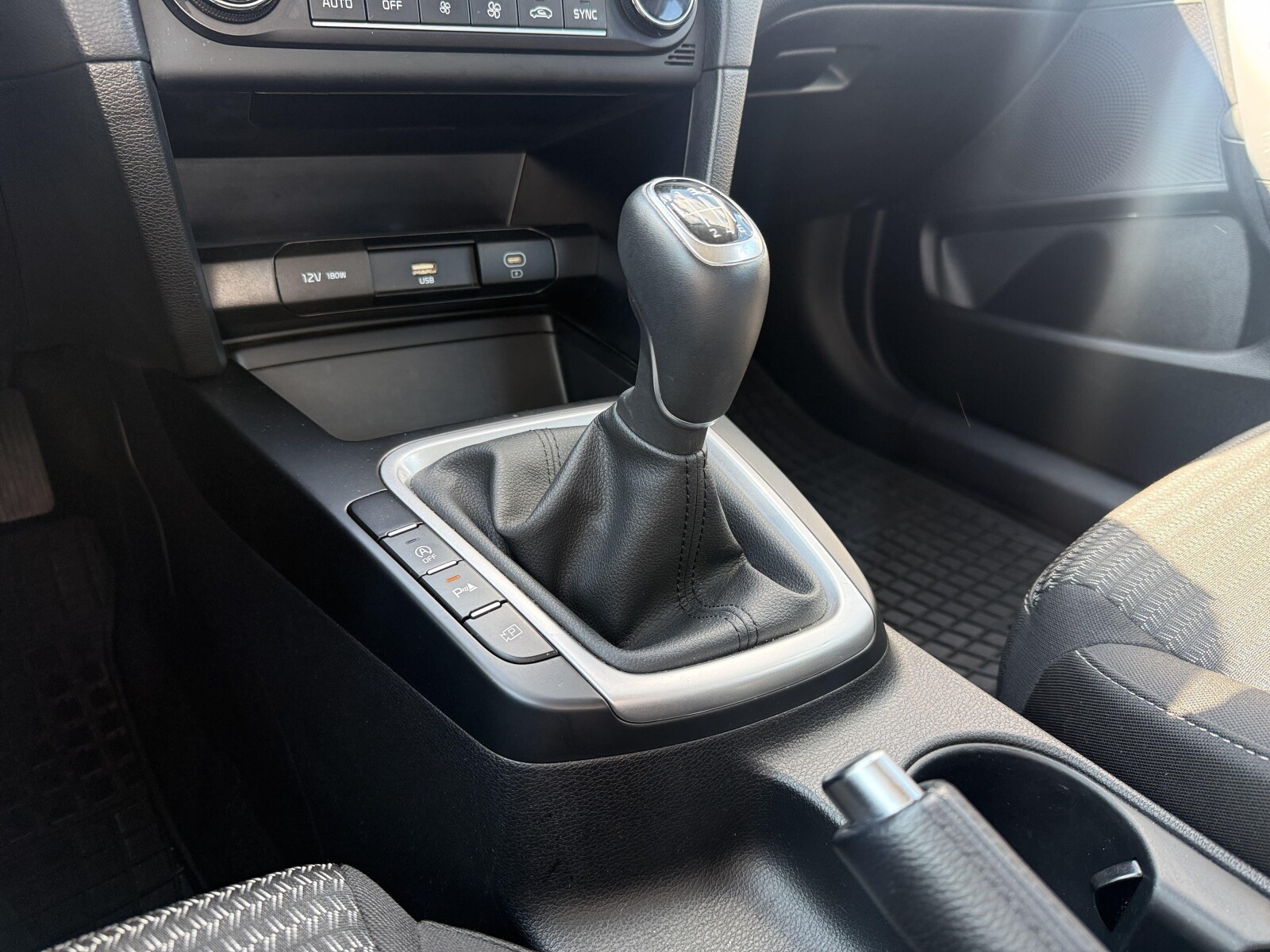 Kia Ceed - zdjęcie 17
