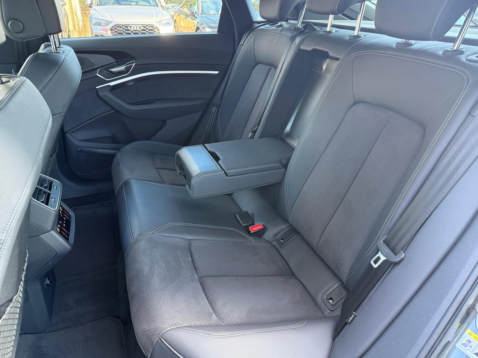 Audi Q8 Sportback e-tron - zdjęcie 30