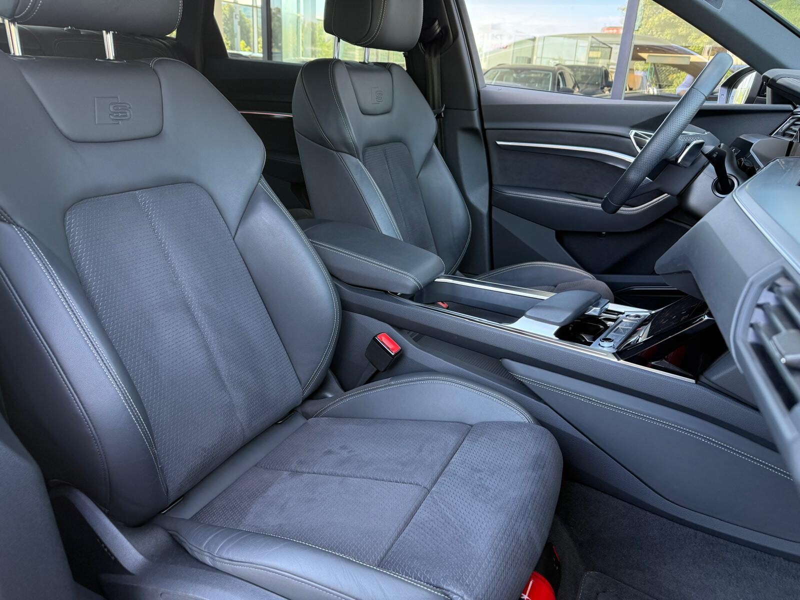 Audi Q8 Sportback e-tron - zdjęcie 18