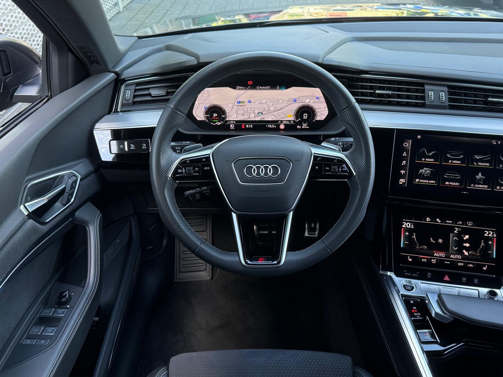 Audi Q8 Sportback e-tron - zdjęcie 17
