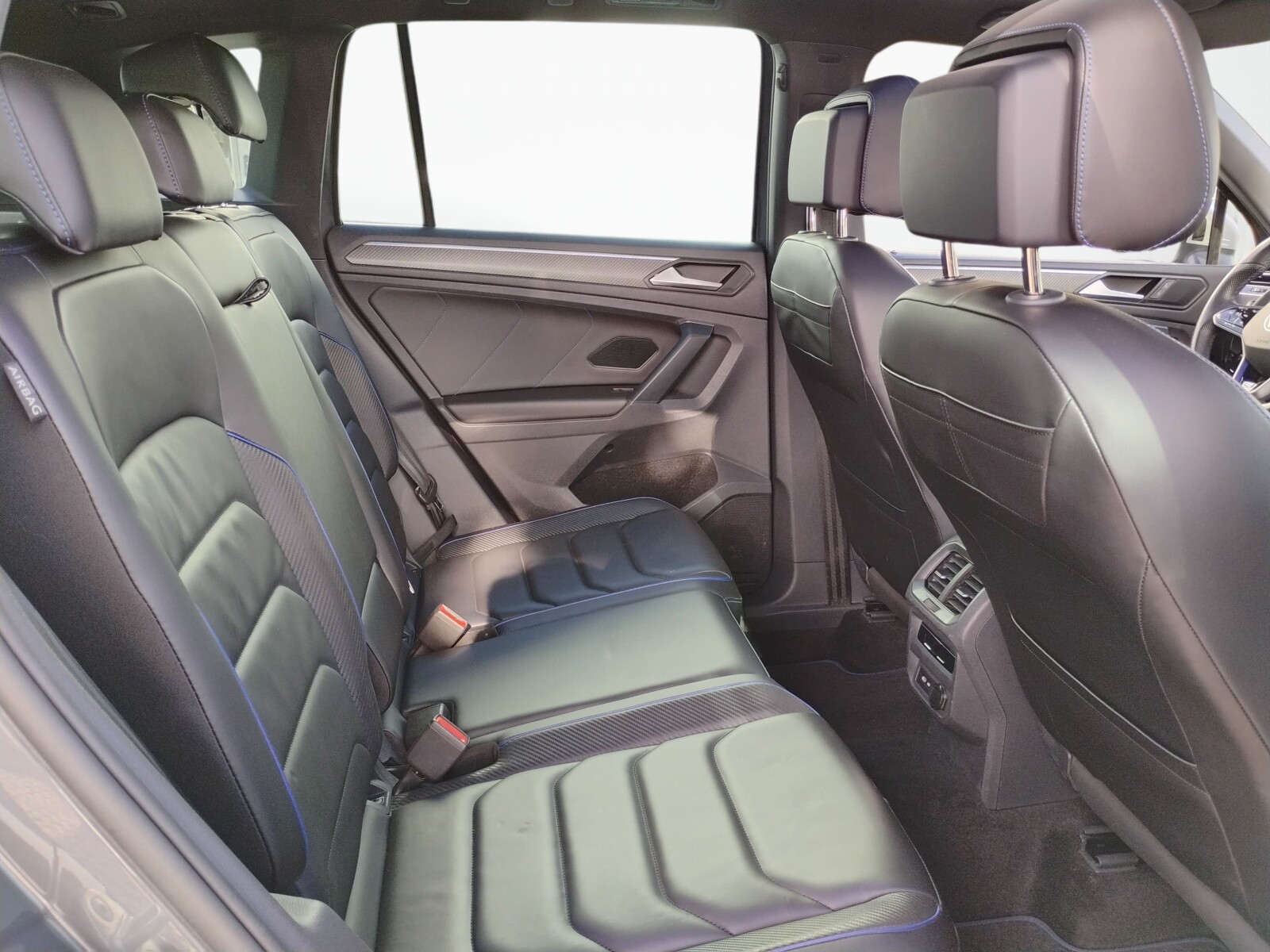 Volkswagen Tiguan - zdjęcie 14