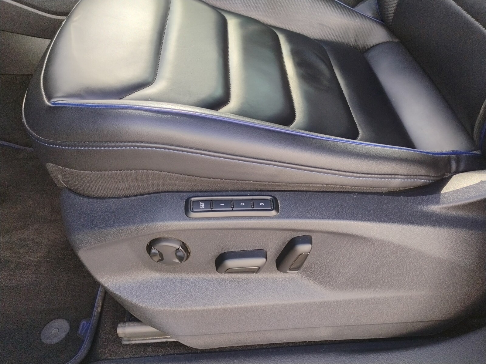Volkswagen Tiguan - zdjęcie 12