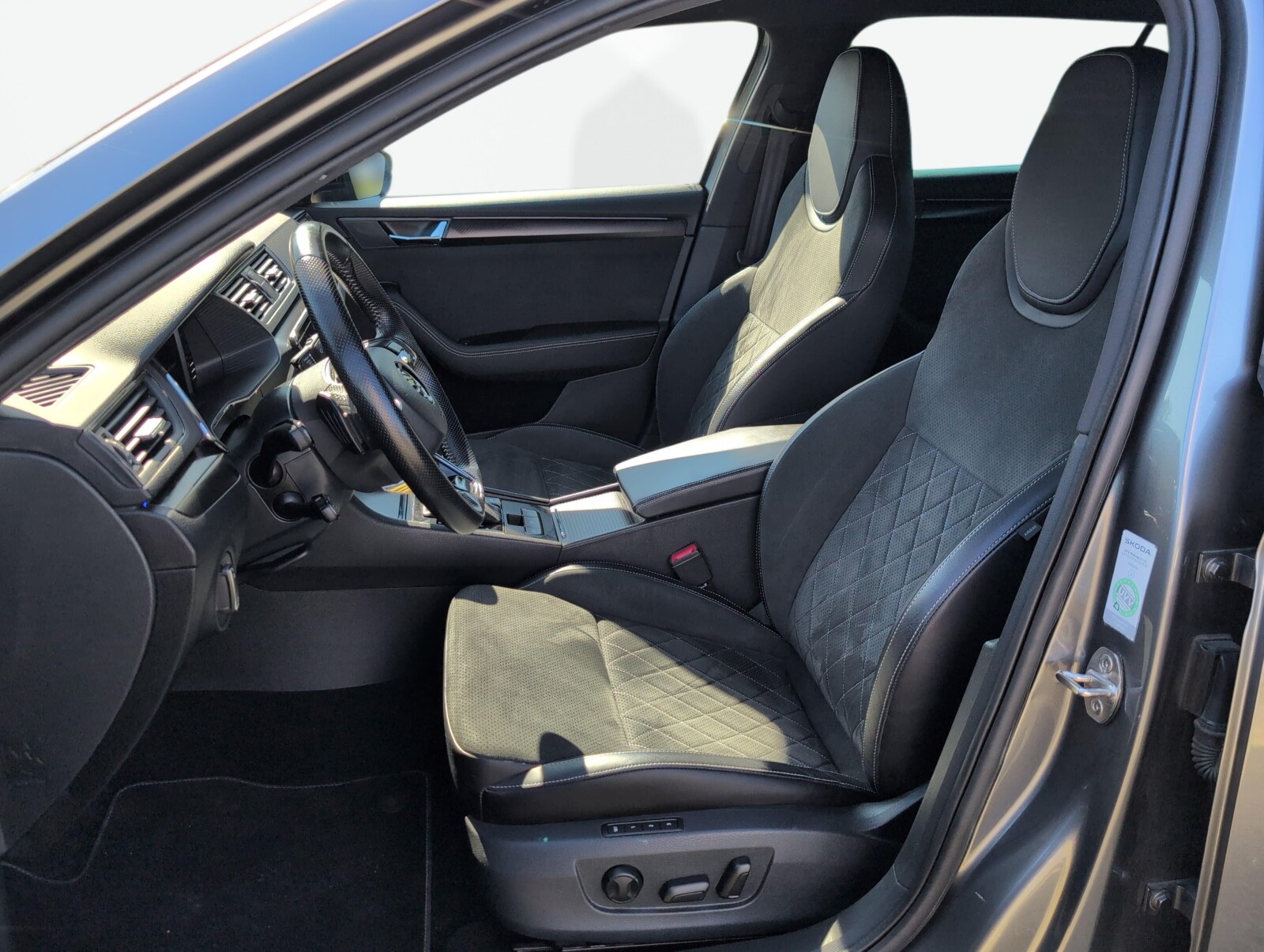 Škoda Superb Combi - zdjęcie 18