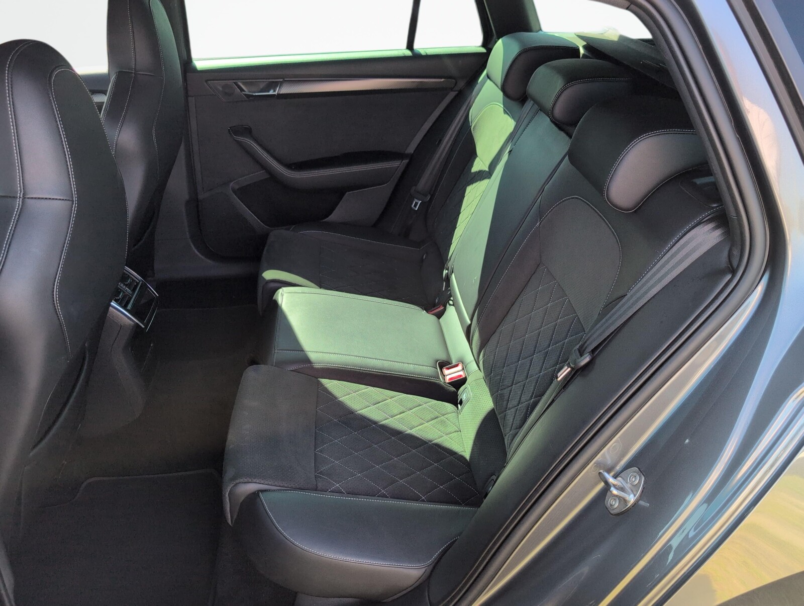 Škoda Superb Combi - zdjęcie 11