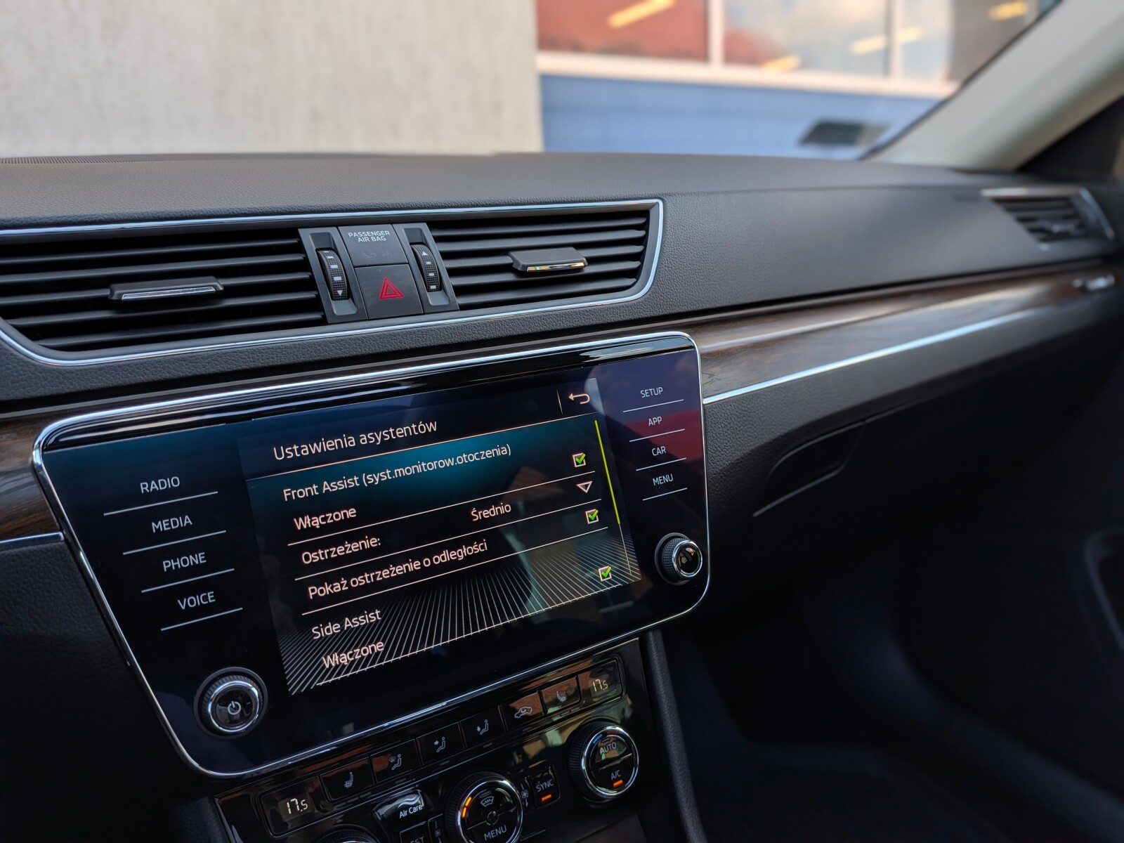 Škoda Superb Combi - zdjęcie 25