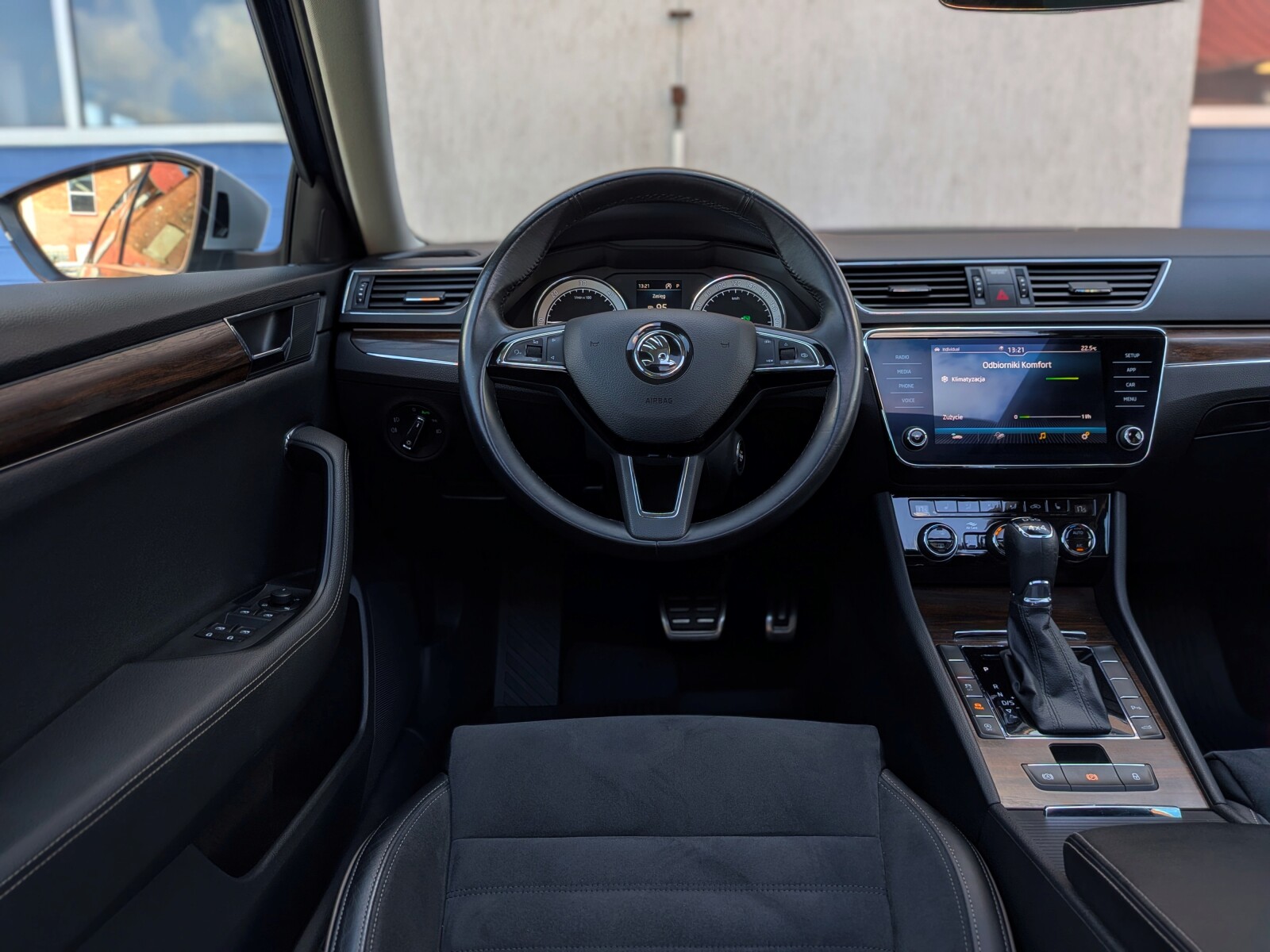 Škoda Superb Combi - zdjęcie 18