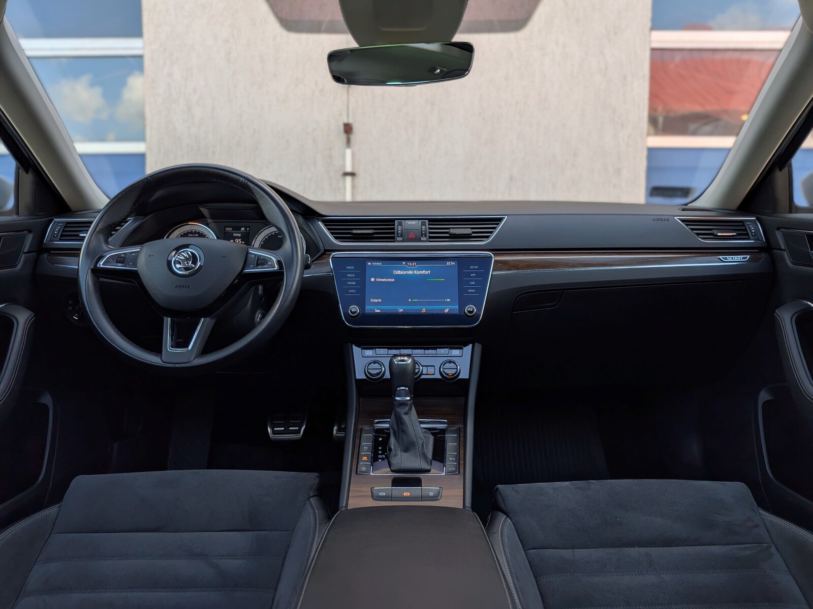 Škoda Superb Combi - zdjęcie 17