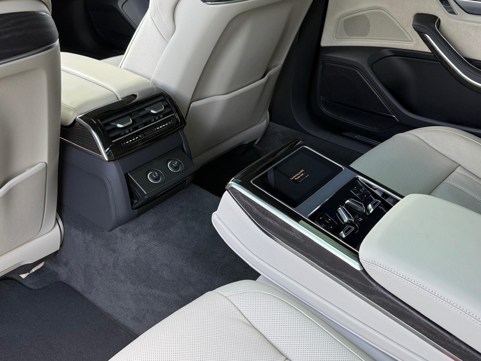 Audi A8 L - zdjęcie 24