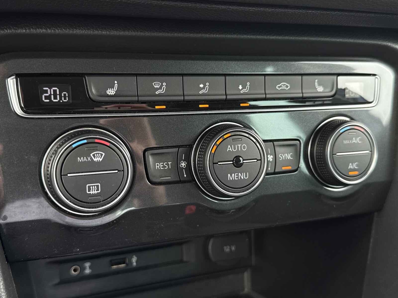 Volkswagen Tiguan - zdjęcie 25