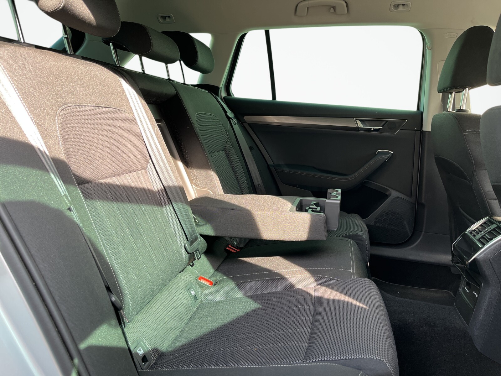 Škoda Superb Combi - zdjęcie 18