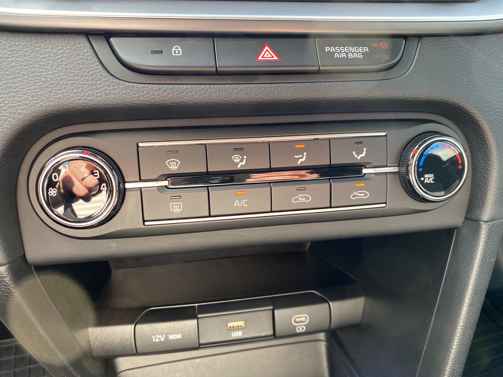 Kia Ceed - zdjęcie 24