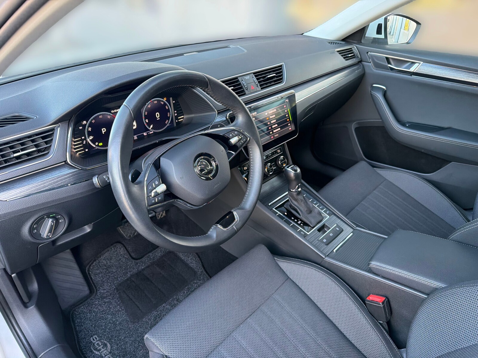 Škoda Superb Combi - zdjęcie 9