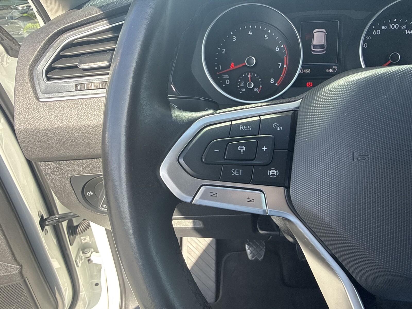Volkswagen Tiguan - zdjęcie 21