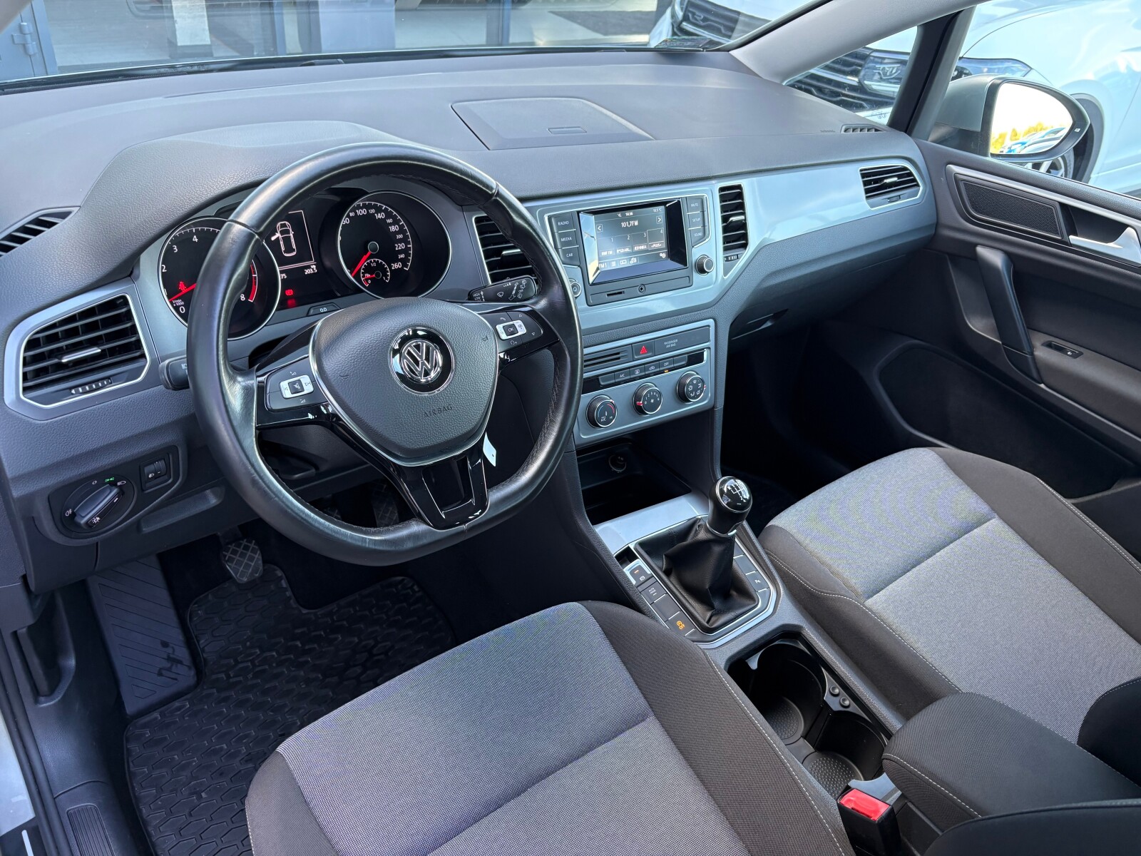 Volkswagen Golf Sportsvan - zdjęcie 11