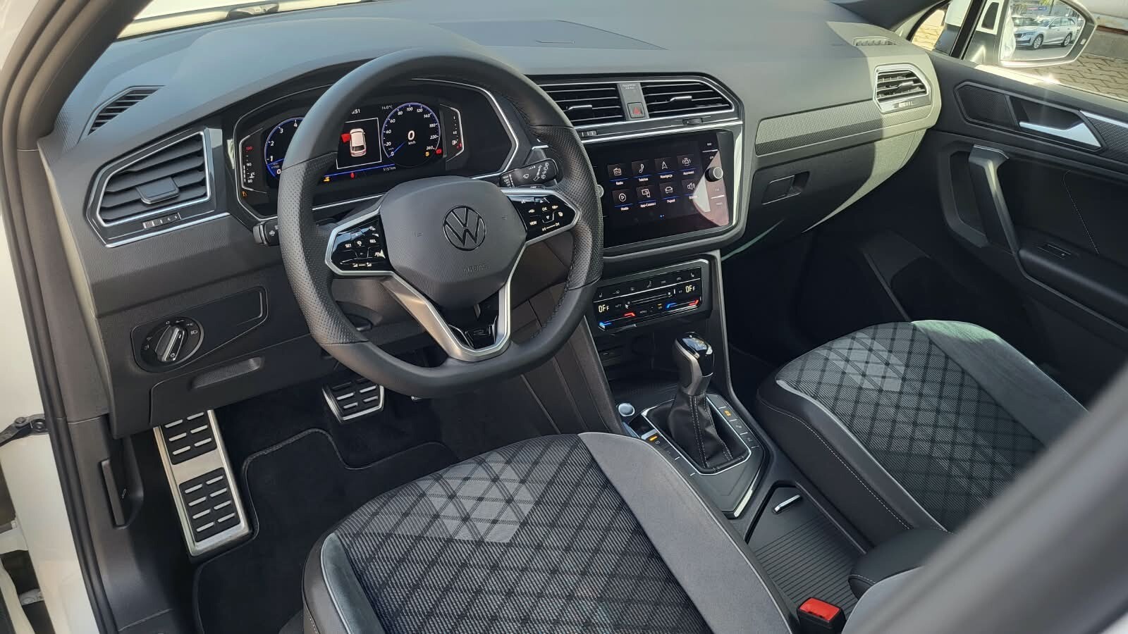 Volkswagen Tiguan - zdjęcie 9