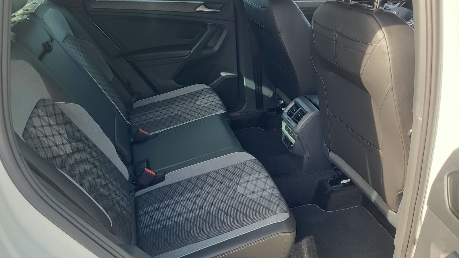 Volkswagen Tiguan - zdjęcie 14