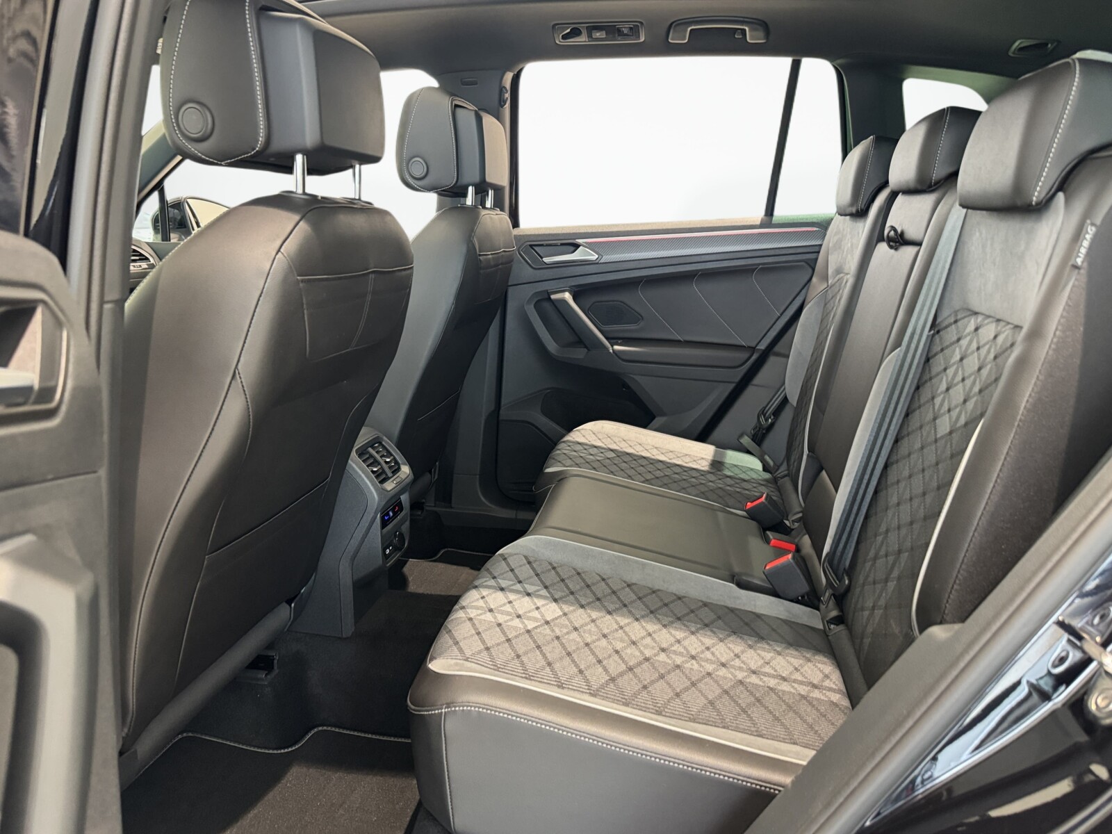 Volkswagen Tiguan - zdjęcie 12