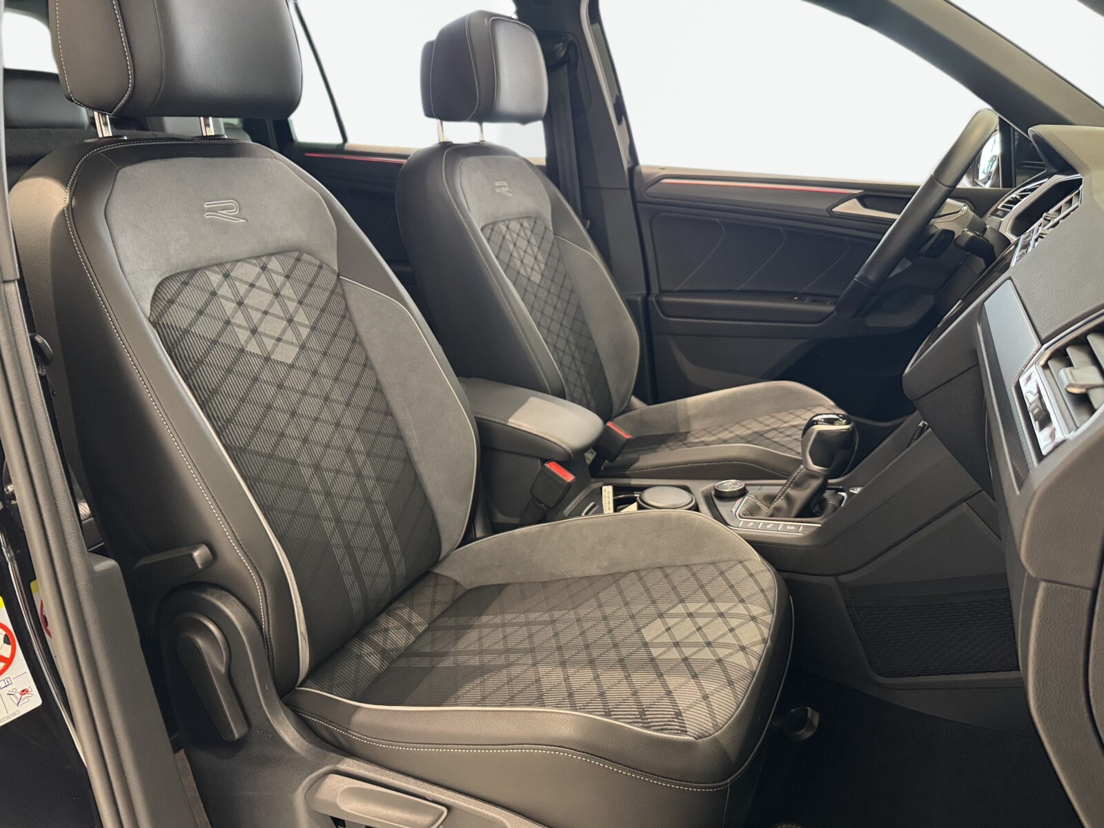Volkswagen Tiguan - zdjęcie 16