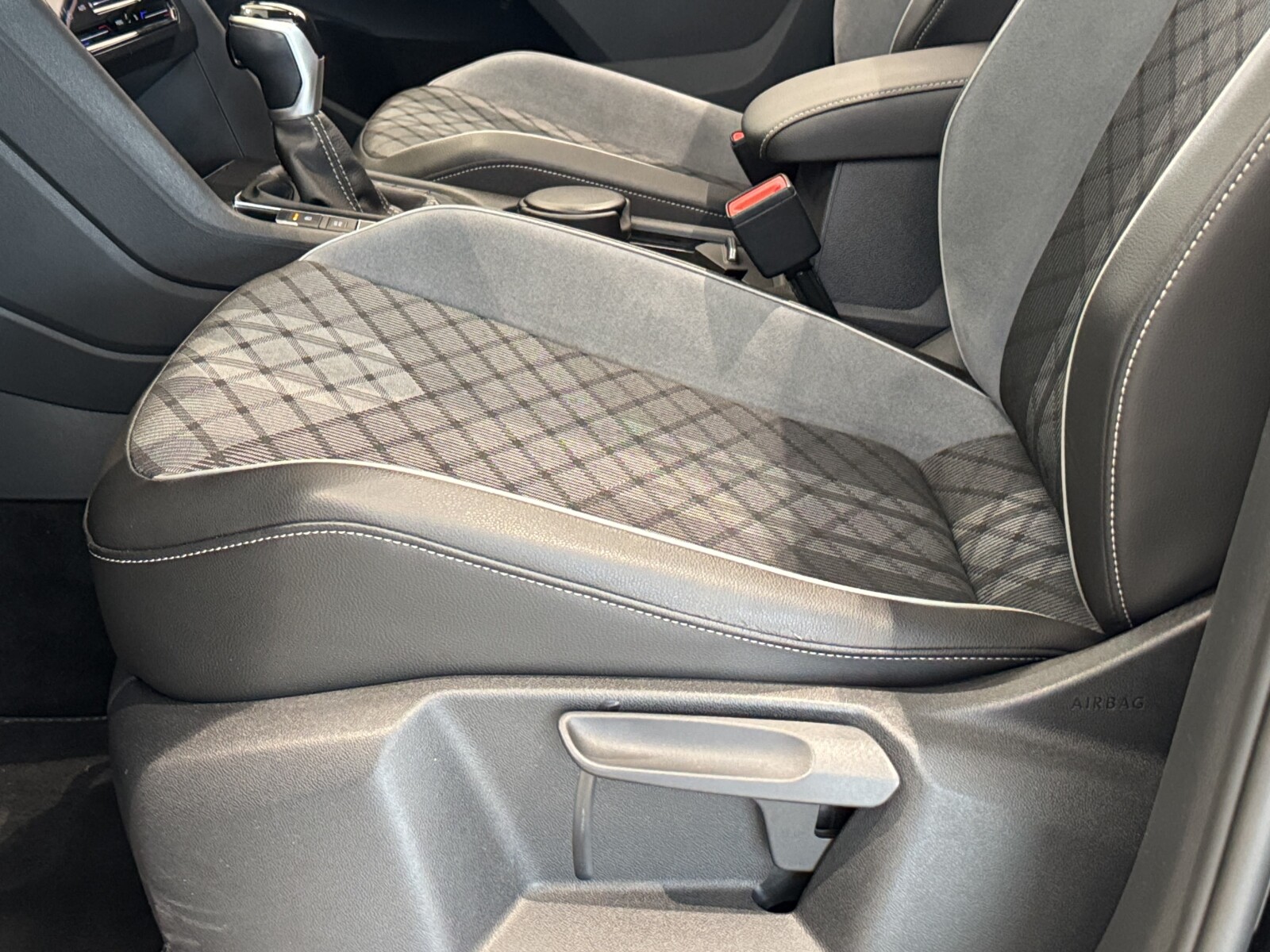 Volkswagen Tiguan - zdjęcie 20