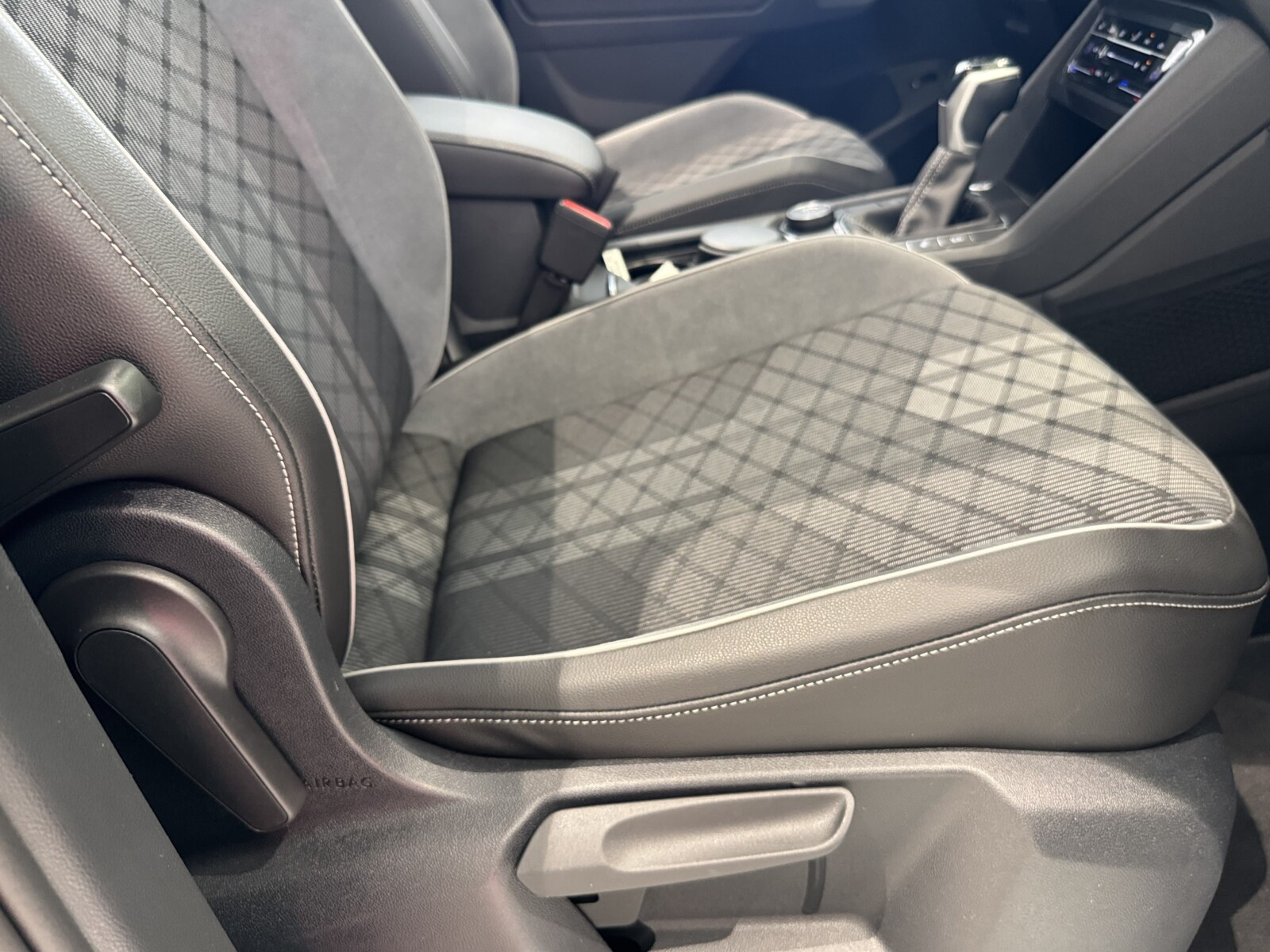 Volkswagen Tiguan - zdjęcie 17