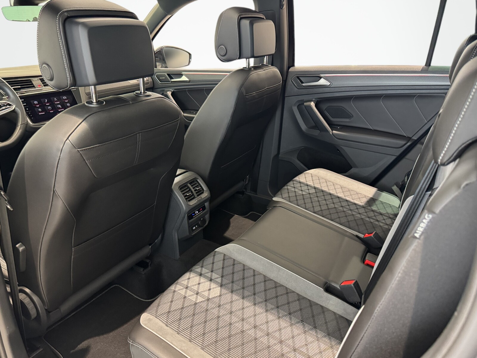 Volkswagen Tiguan - zdjęcie 13