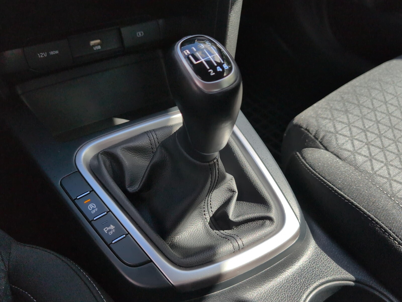 Kia Ceed - zdjęcie 30