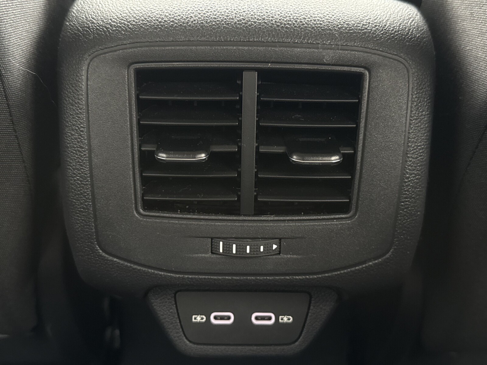 Volkswagen T-Roc - zdjęcie 35
