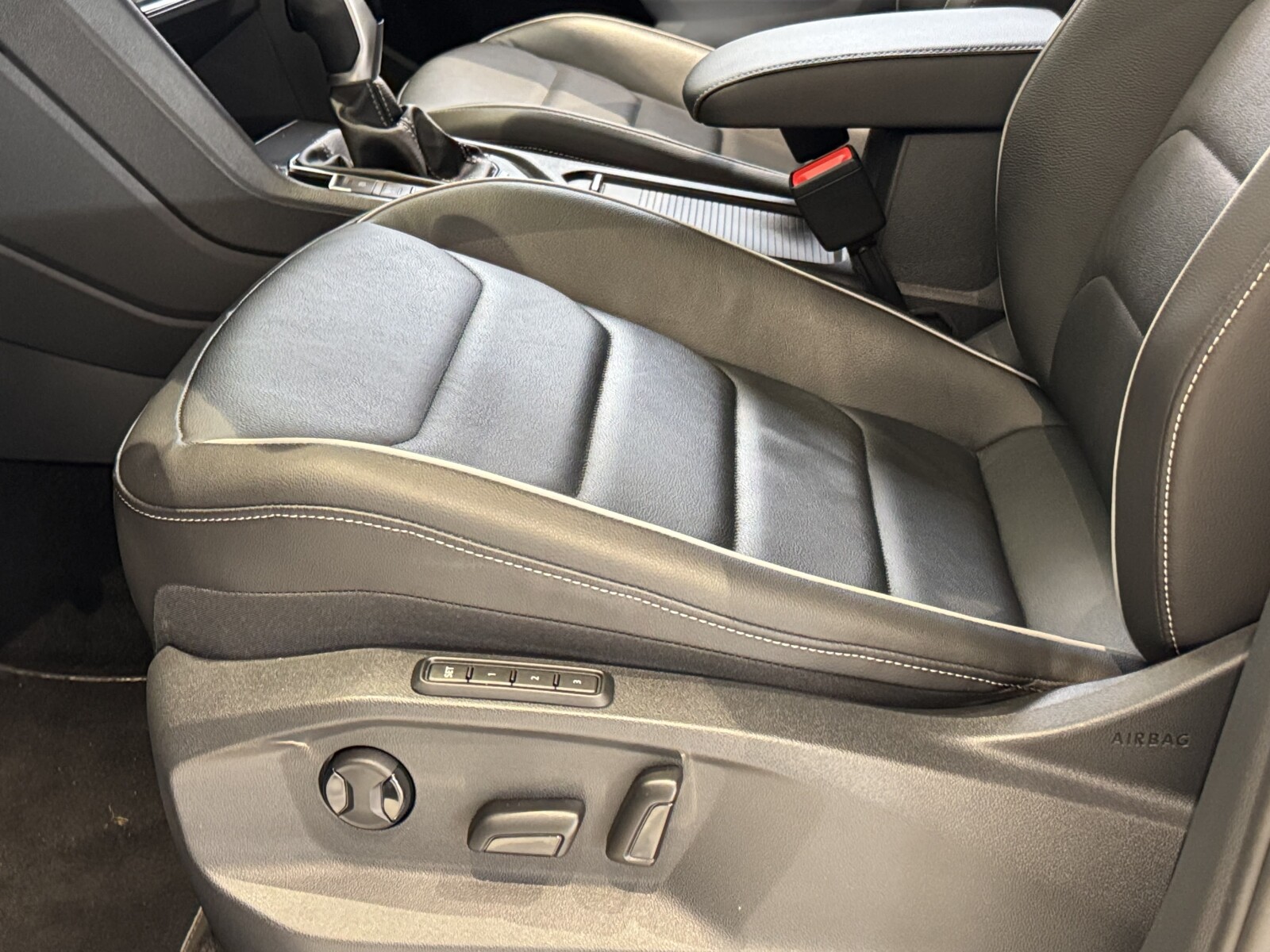 Volkswagen Tiguan - zdjęcie 20
