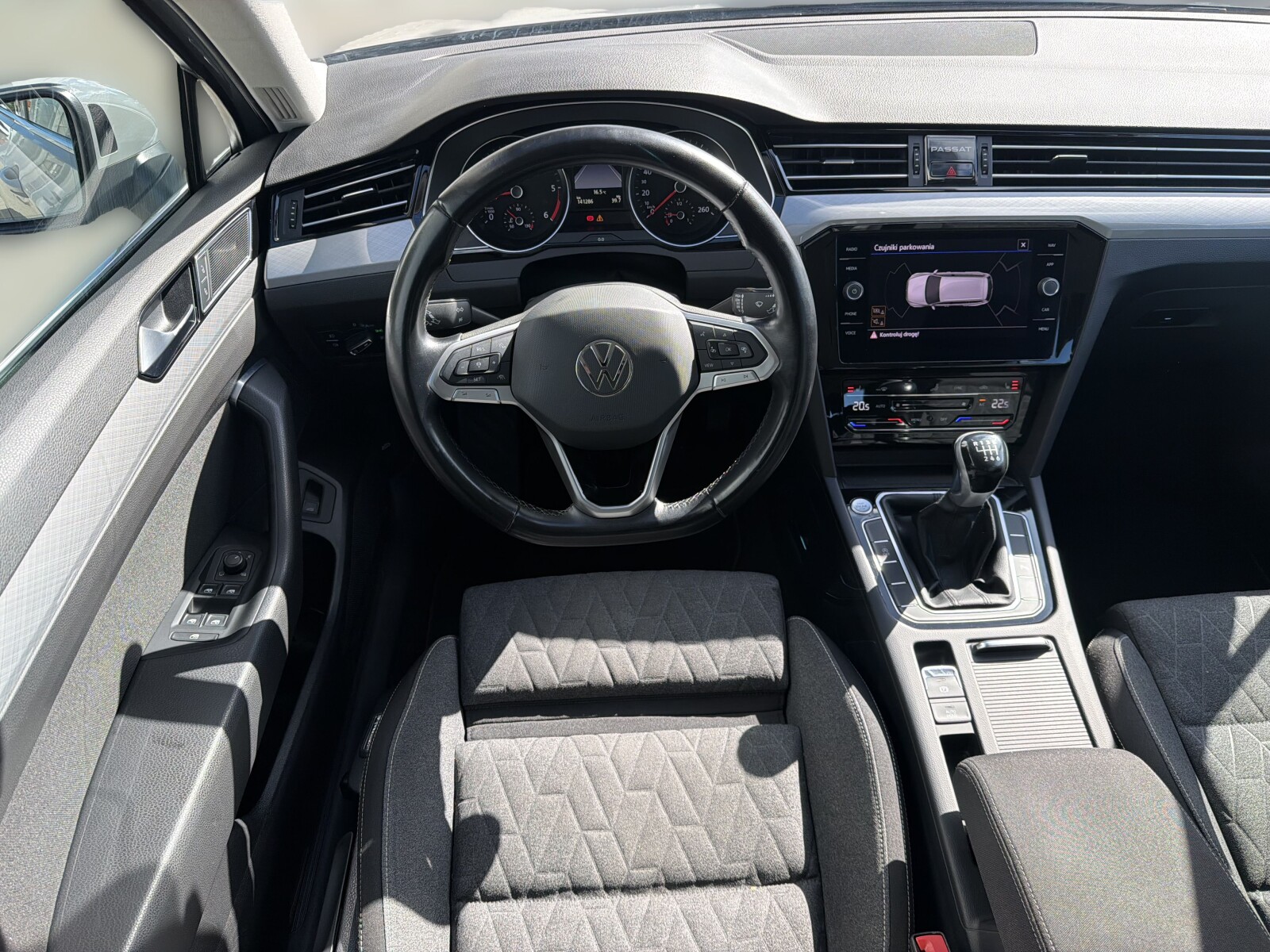 Volkswagen Passat Variant - zdjęcie 19