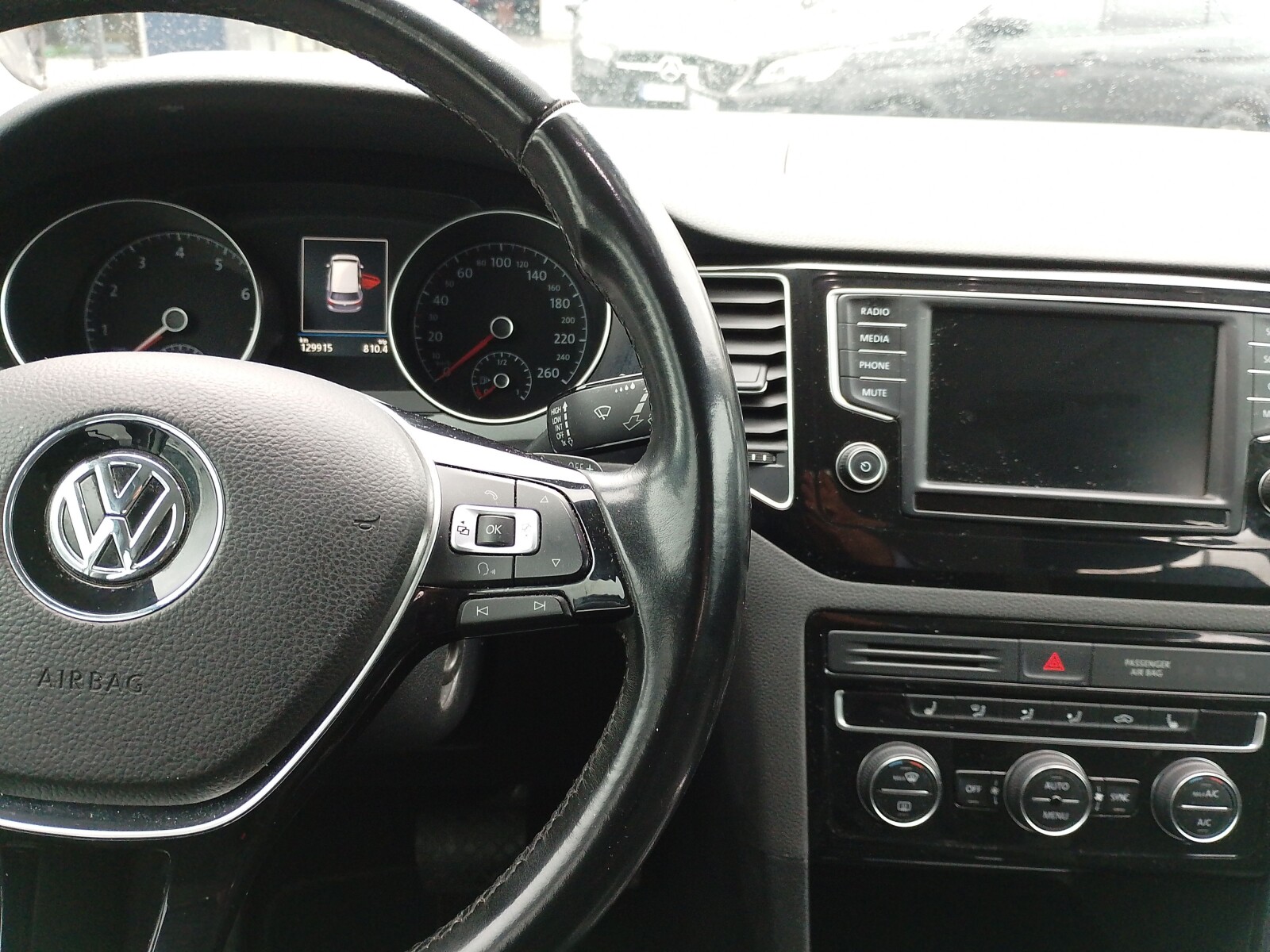Volkswagen Golf Sportsvan - zdjęcie 17