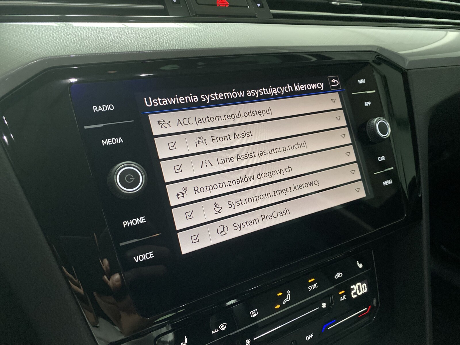 Volkswagen Passat - zdjęcie 18