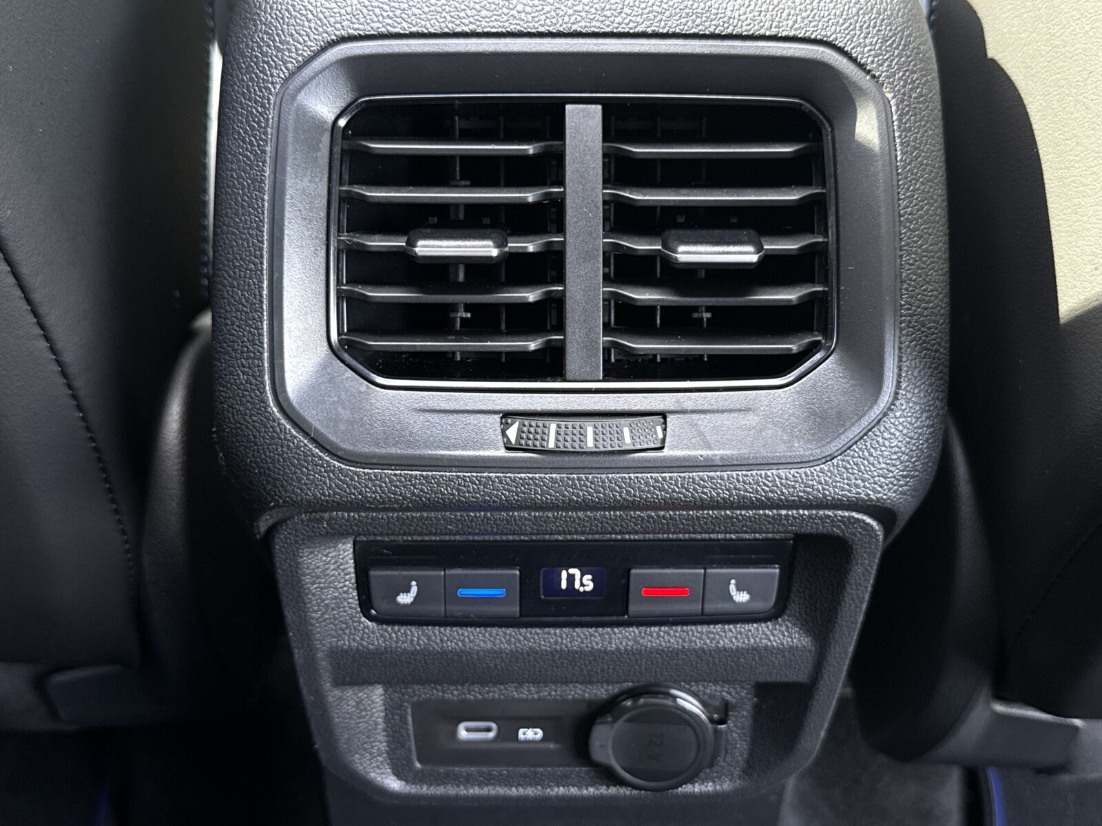 Volkswagen Tiguan - zdjęcie 31