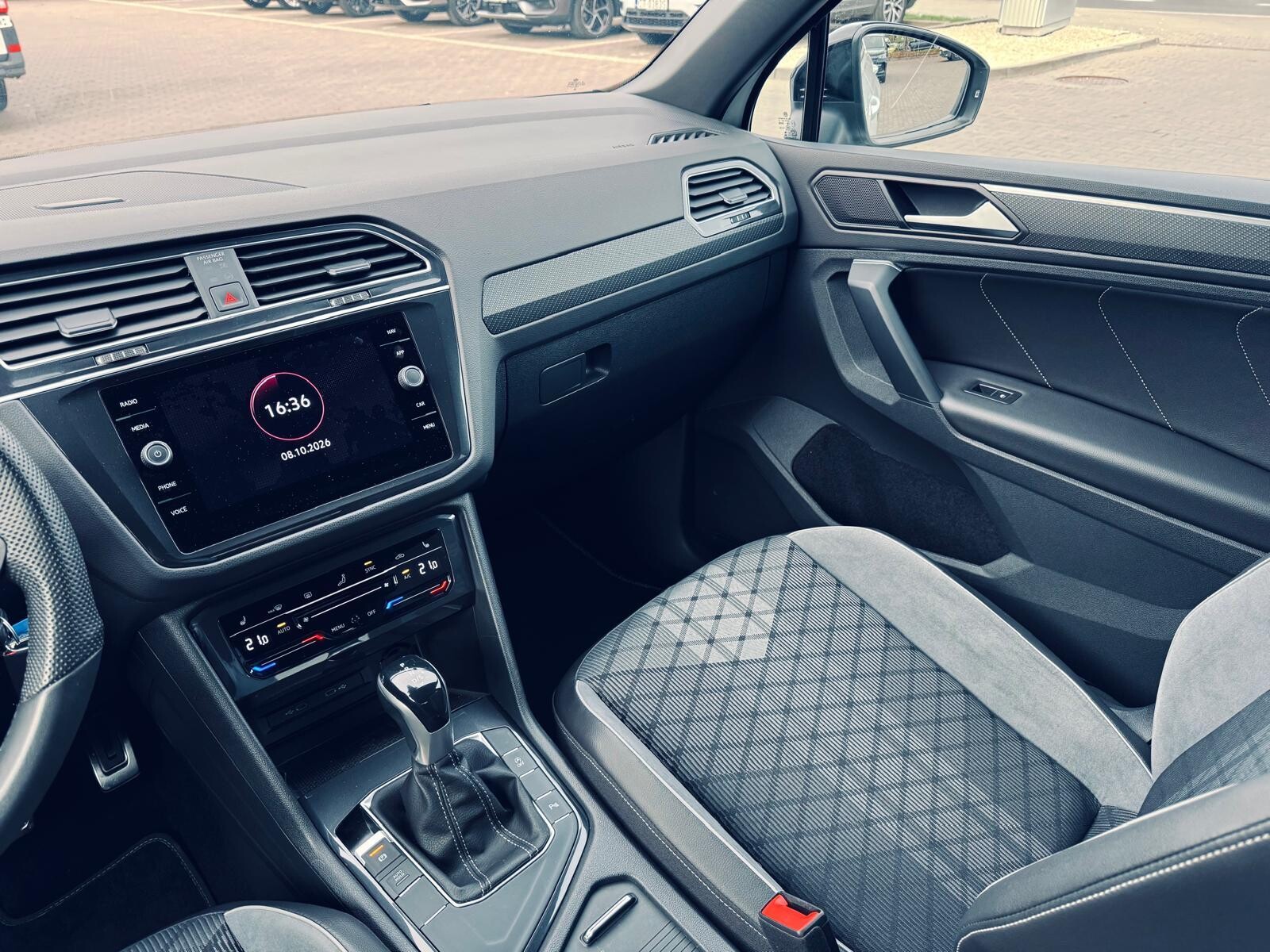 Volkswagen Tiguan - zdjęcie 20
