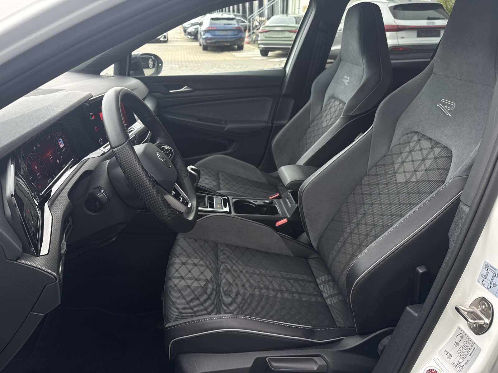 Volkswagen Golf - zdjęcie 12