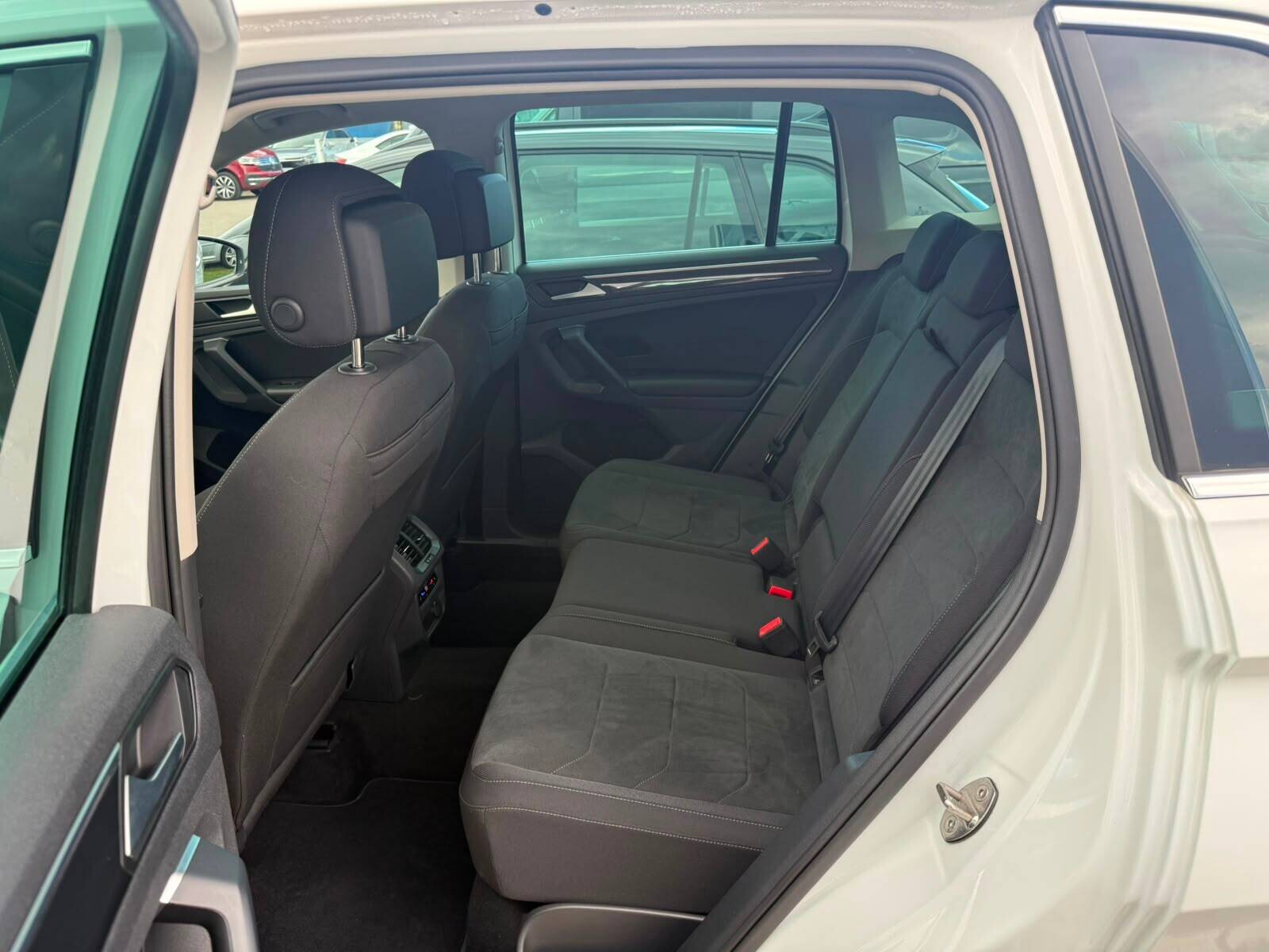 Volkswagen Tiguan - zdjęcie 19