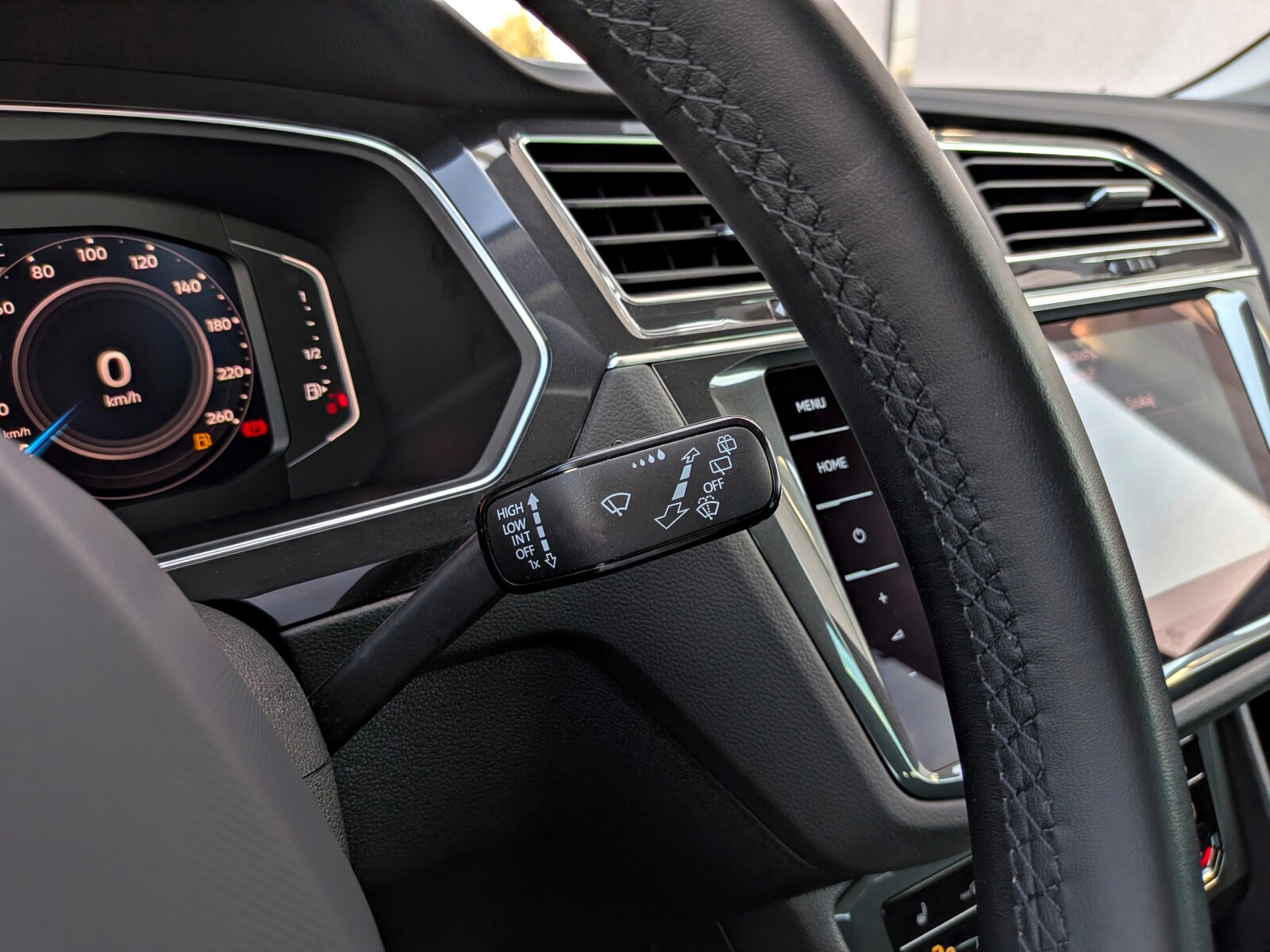 Volkswagen Tiguan - zdjęcie 18