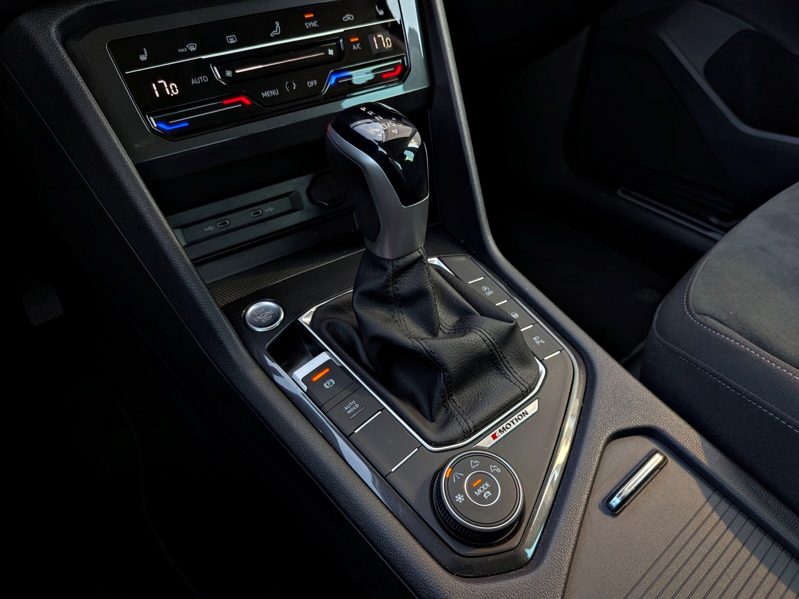 Volkswagen Tiguan - zdjęcie 28