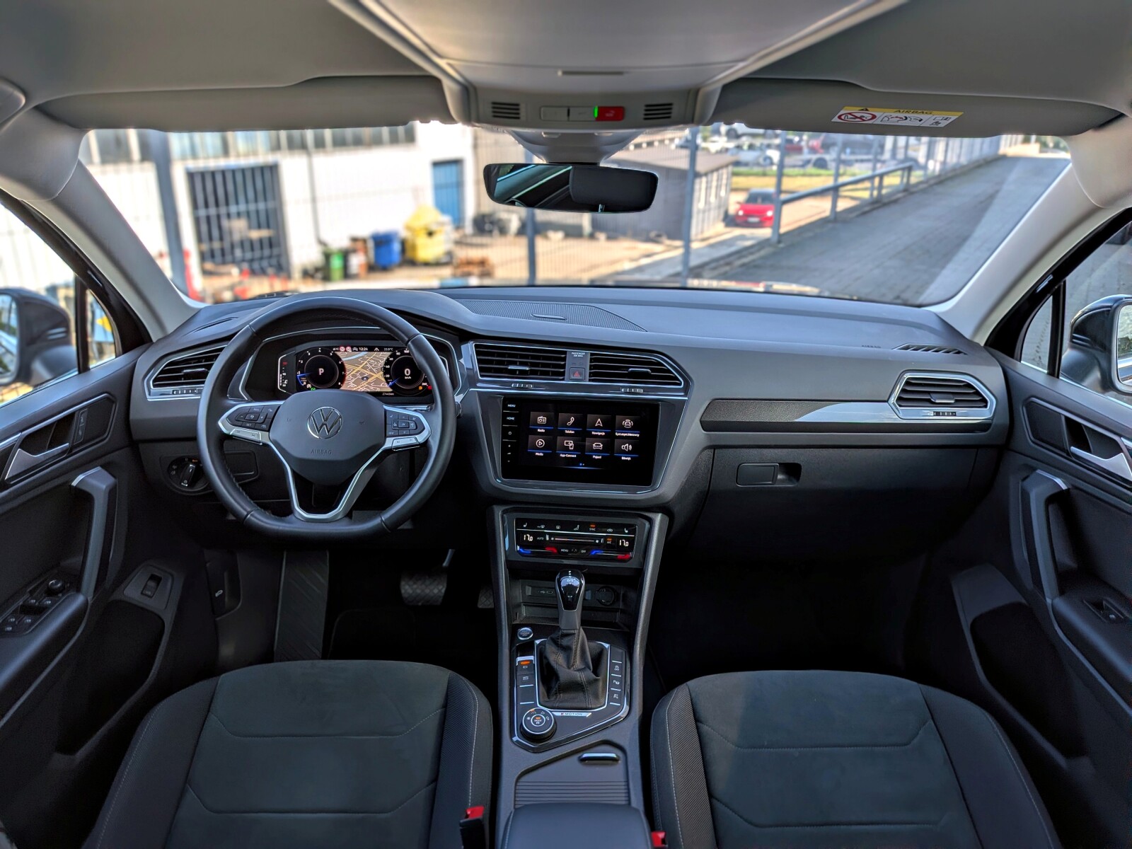 Volkswagen Tiguan - zdjęcie 11