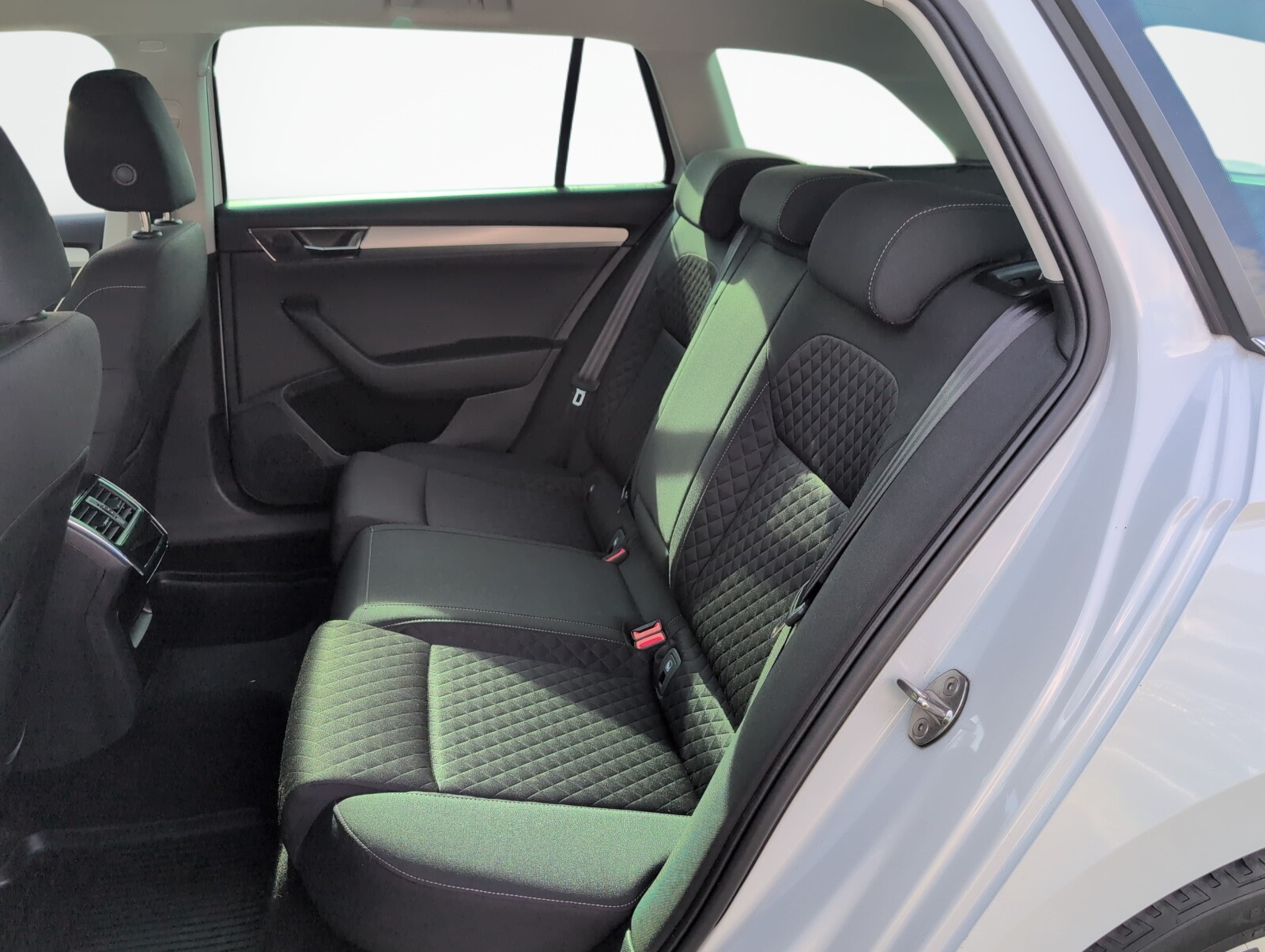 Škoda Superb Combi - zdjęcie 11