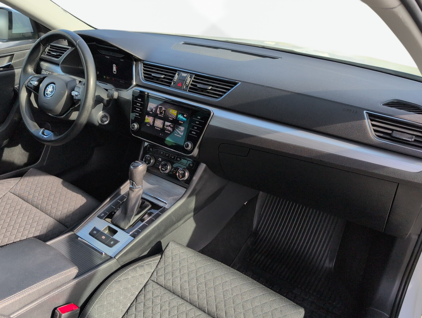 Škoda Superb Combi - zdjęcie 17