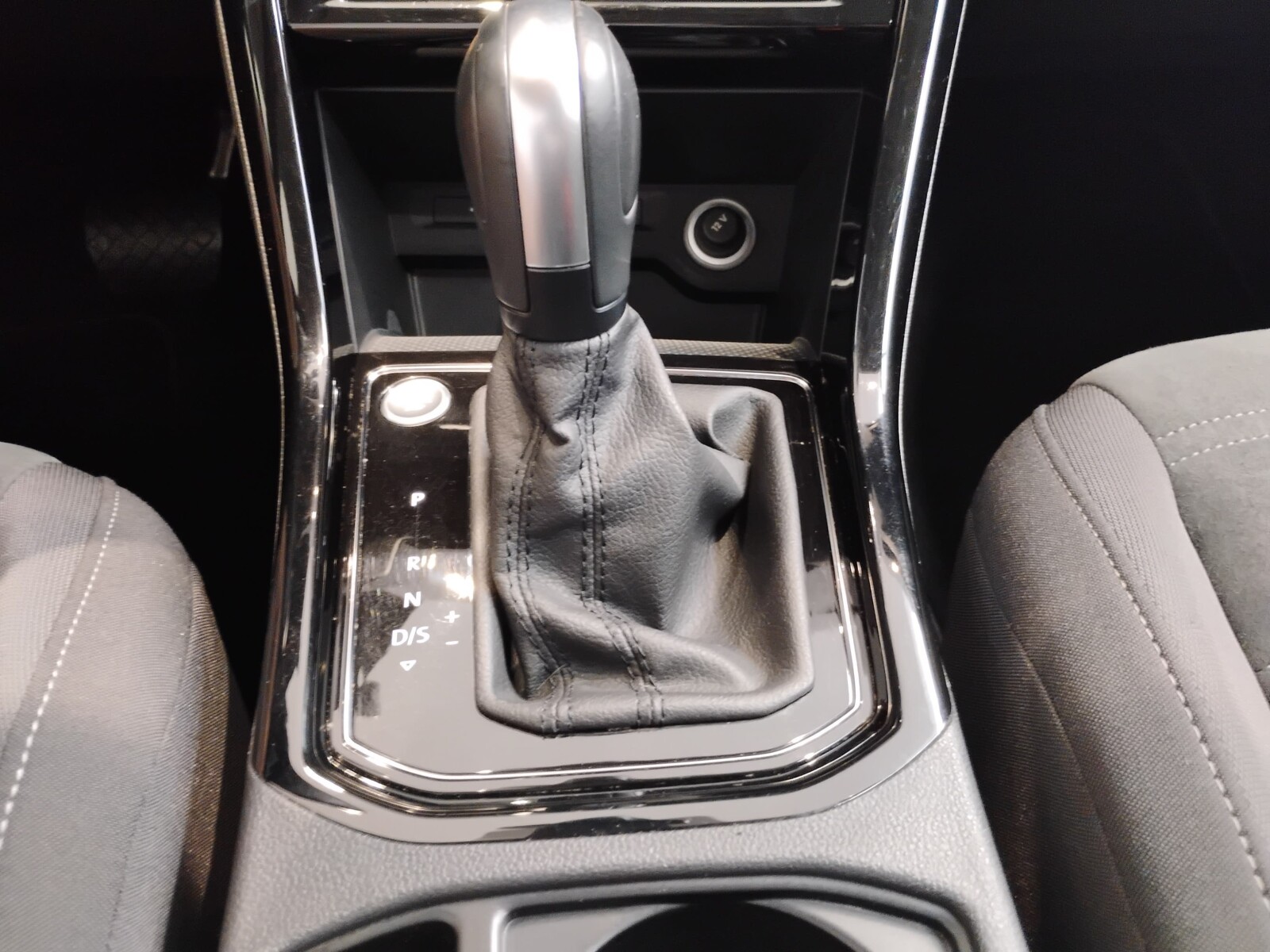 Volkswagen Touran - zdjęcie 24
