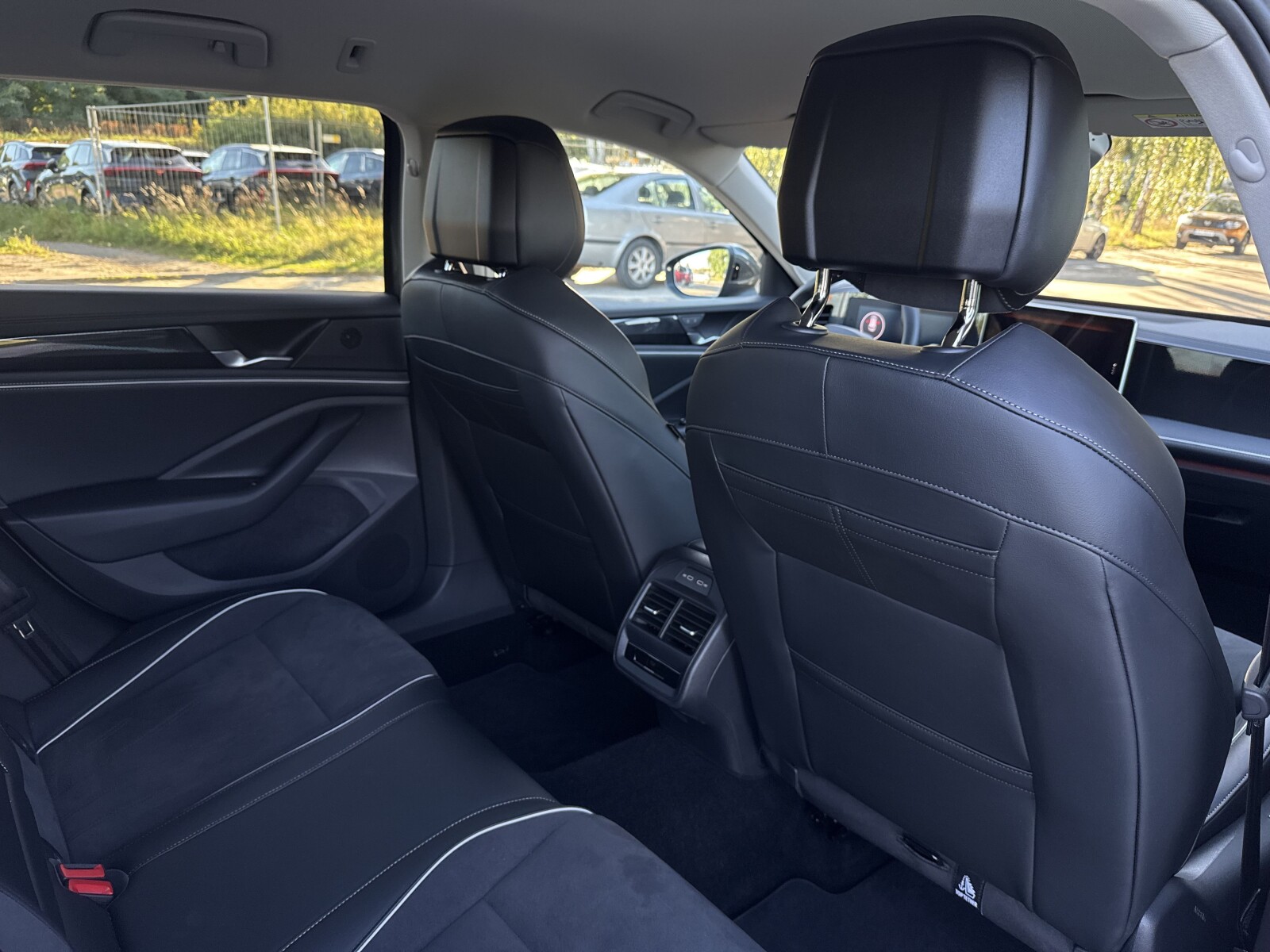 Volkswagen Passat Variant - zdjęcie 36