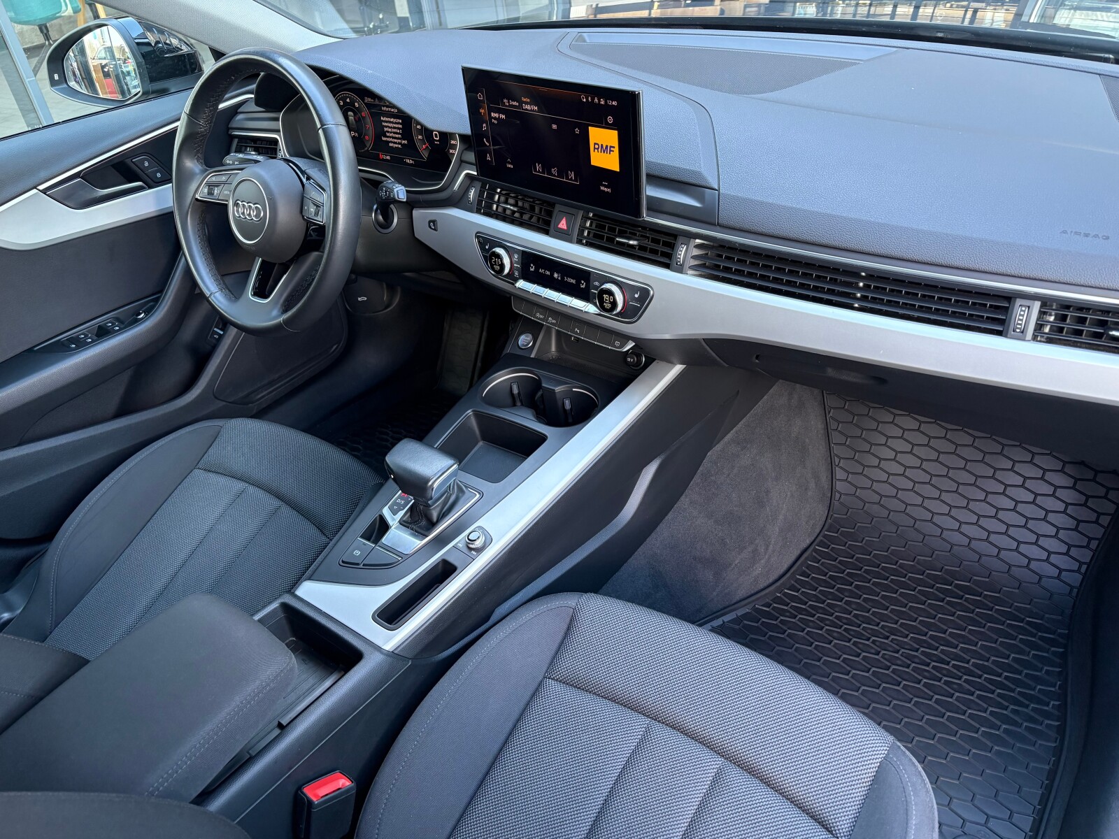 Audi A4 Avant - zdjęcie 16
