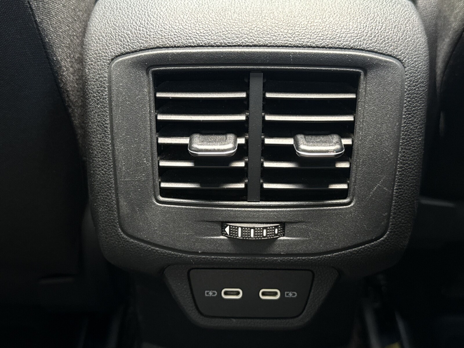 Volkswagen T-Roc - zdjęcie 33