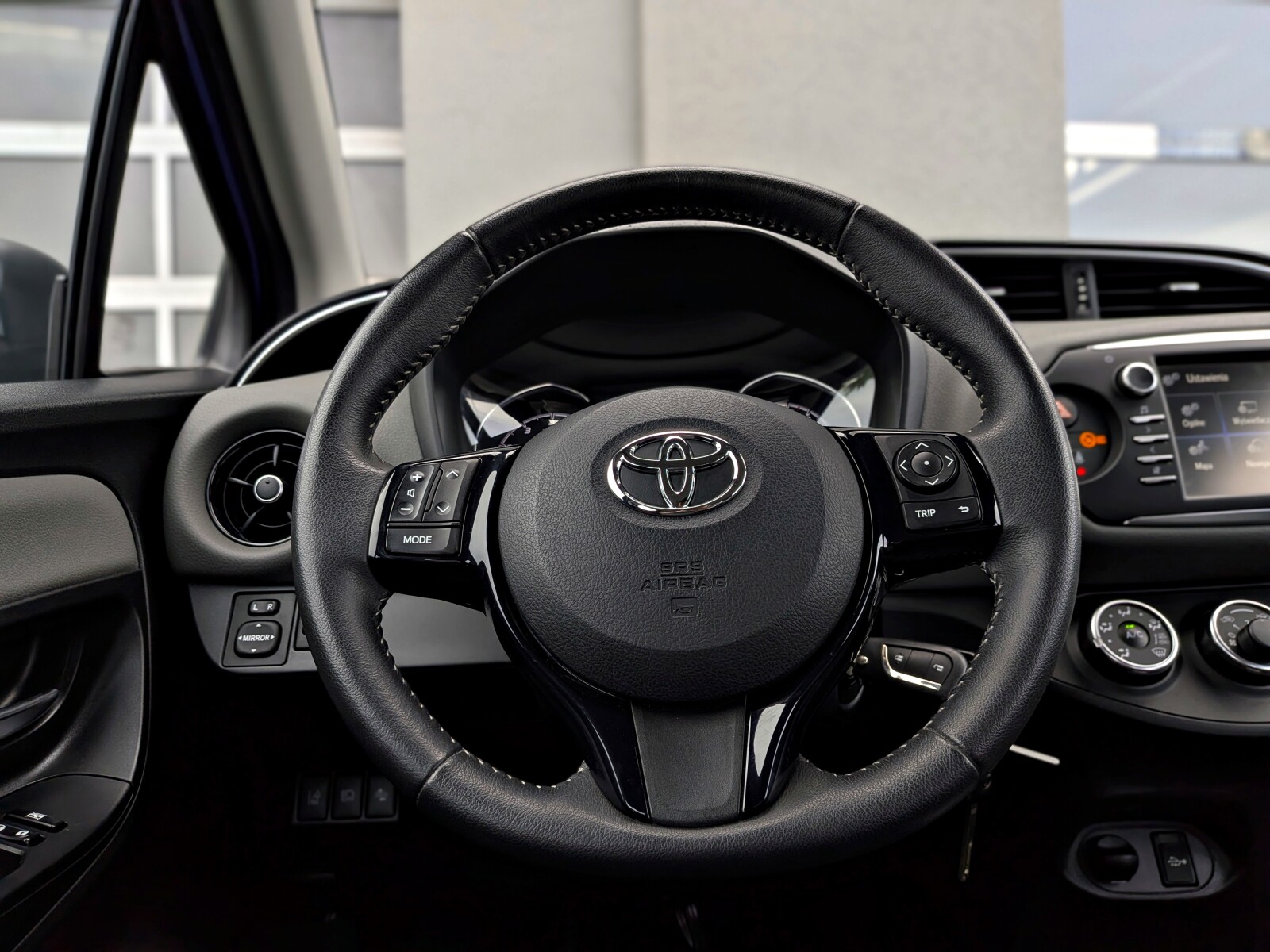 Toyota Yaris - zdjęcie 18