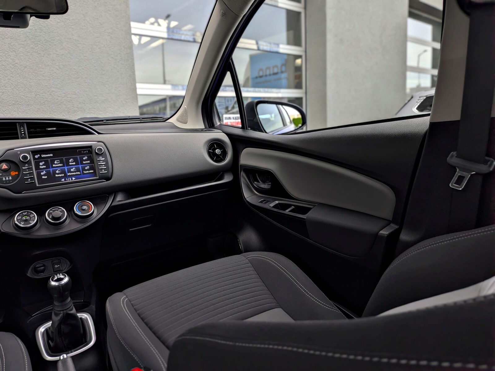 Toyota Yaris - zdjęcie 14