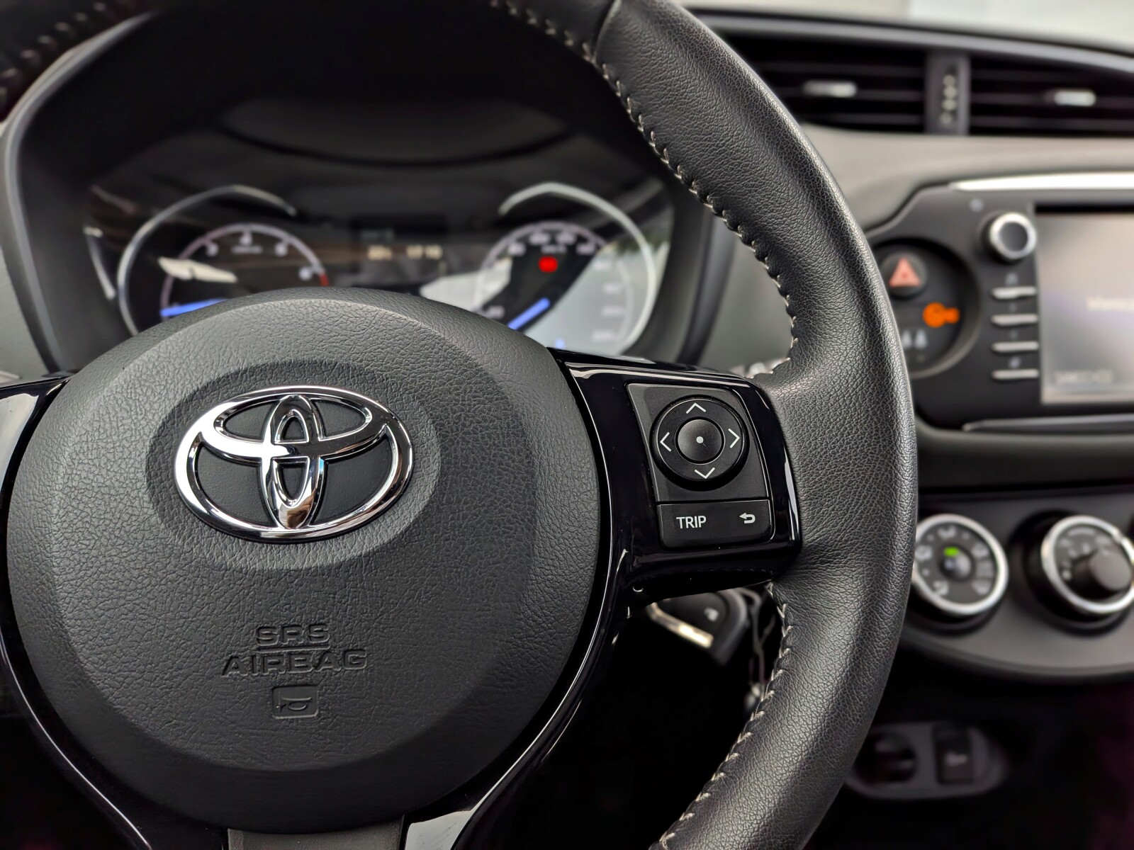 Toyota Yaris - zdjęcie 20