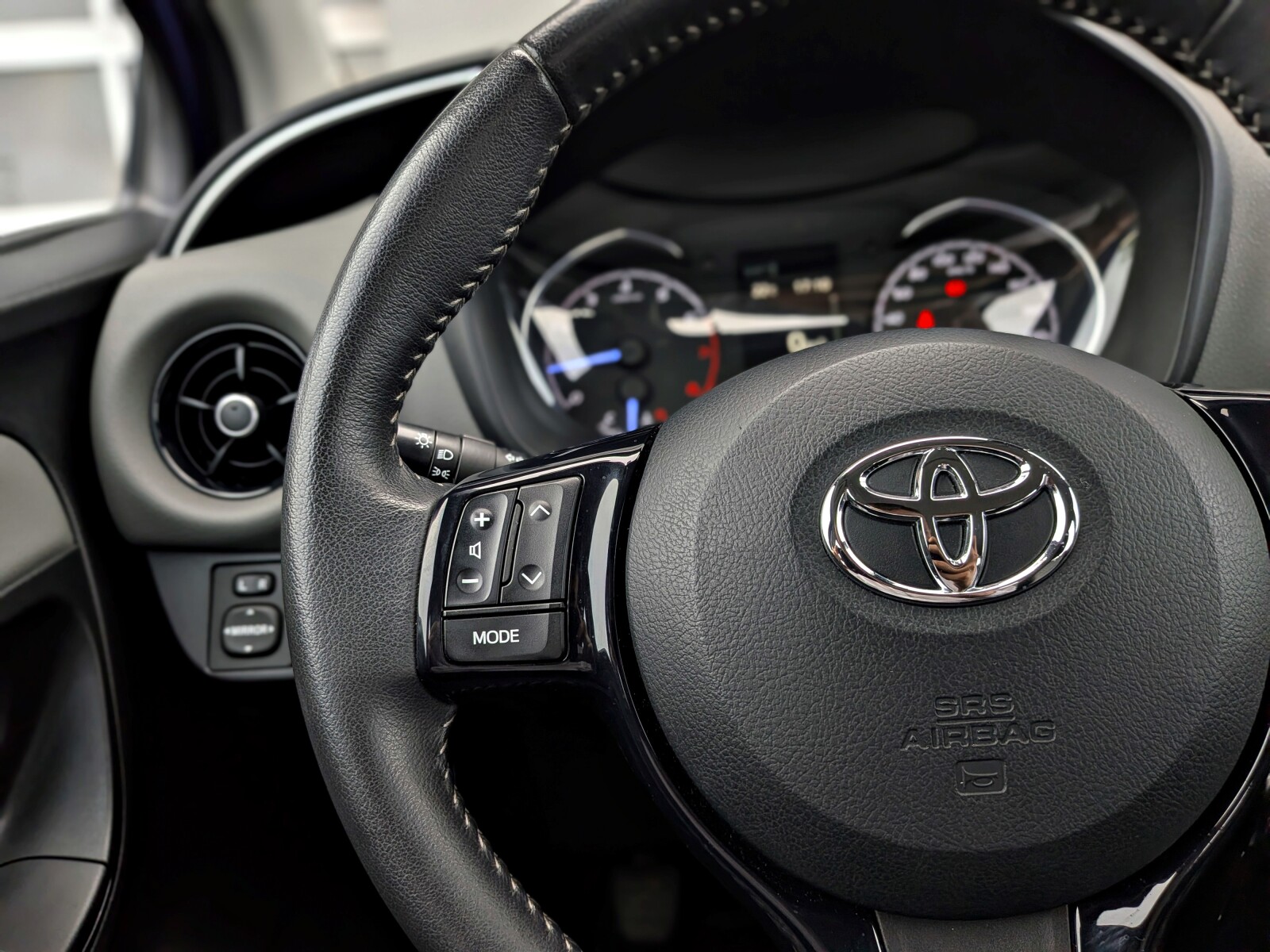 Toyota Yaris - zdjęcie 19