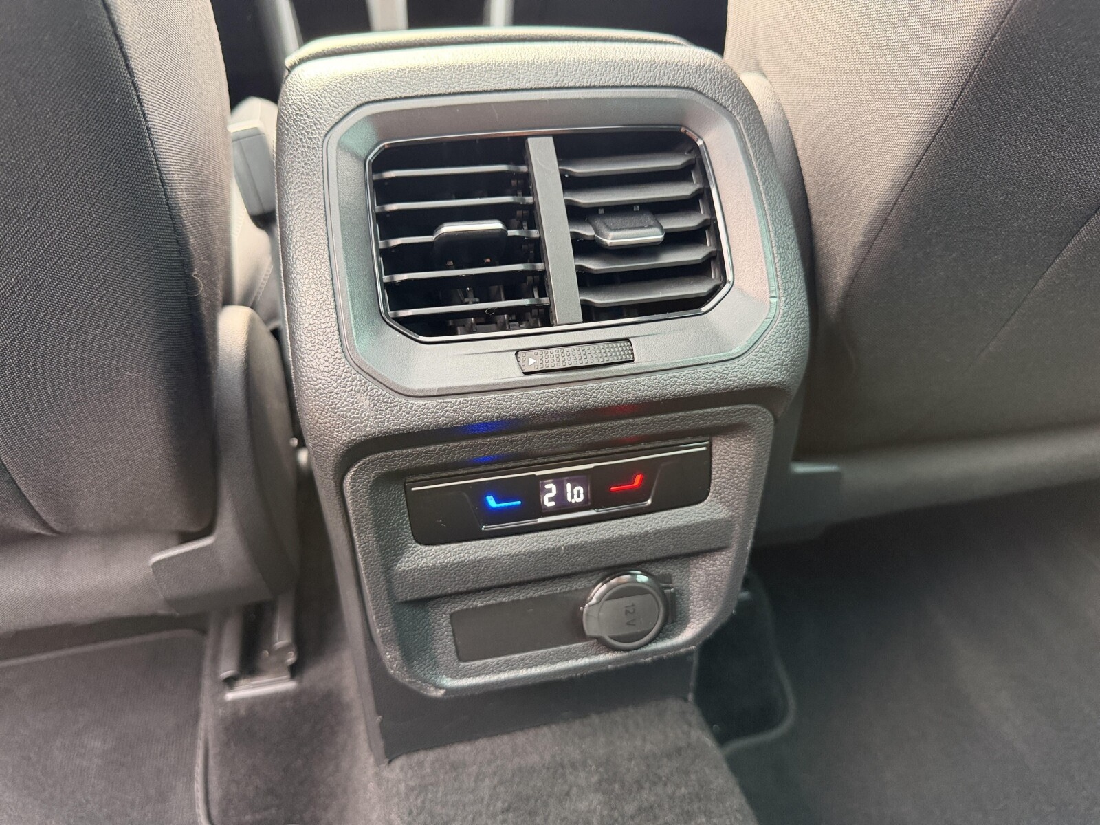 Volkswagen Tiguan - zdjęcie 35