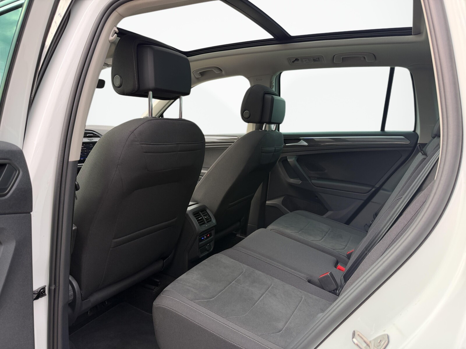 Volkswagen Tiguan - zdjęcie 34